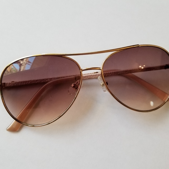 ❗Rose Gold Aviator Sunglasses❗ - Picture 3 of 6